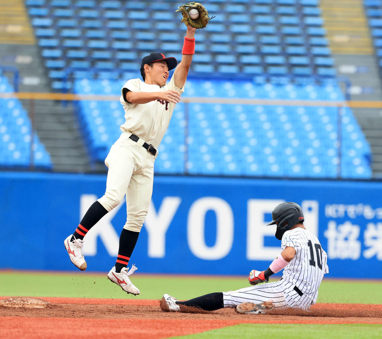 日大対亜大　4回裏亜大2死一塁、山里（右）は二塁盗塁を決める（撮影・浅見桂子）