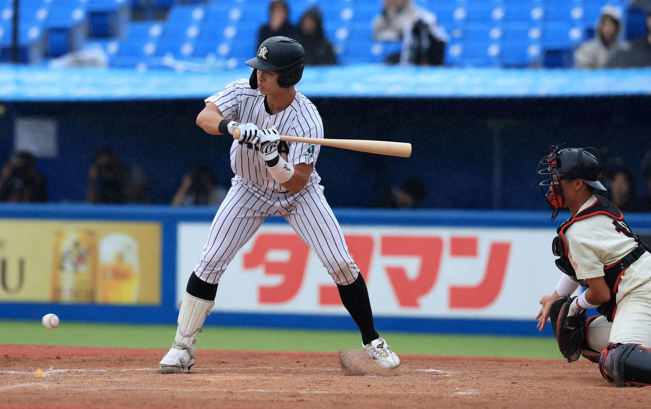 3回裏亜大2死一、三塁、打者上原口の時、相手暴投で得点する（撮影・浅見桂子）