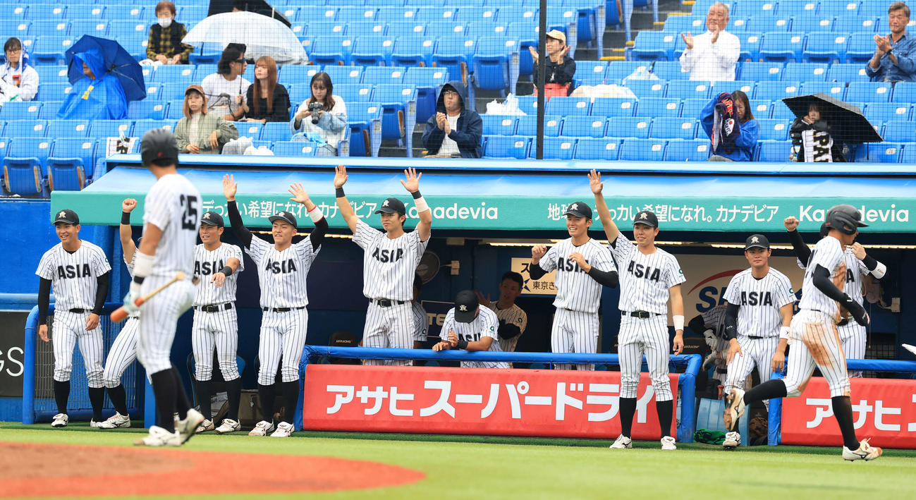 日大対亜大　4回裏亜大2死二塁、前嶋が適時三塁打を放ち喜ぶベンチ（撮影・浅見桂子）