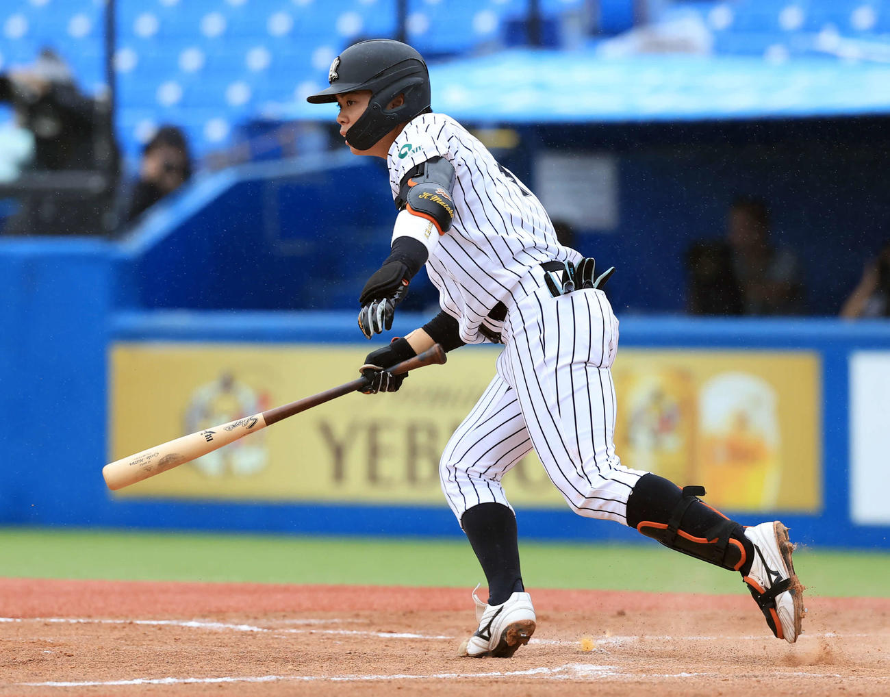 日大対亜大　3回裏亜大1死二、三塁、的場は二塁野選を呼ぶ打撃で先制点を挙げる（撮影・浅見桂子）