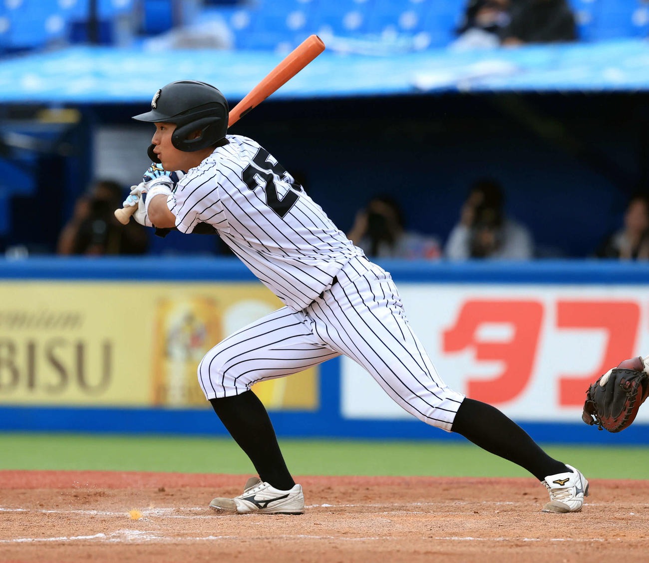 日大対亜大　3回裏亜大無死一塁、伊藤健は中前打を放つ（撮影・浅見桂子）