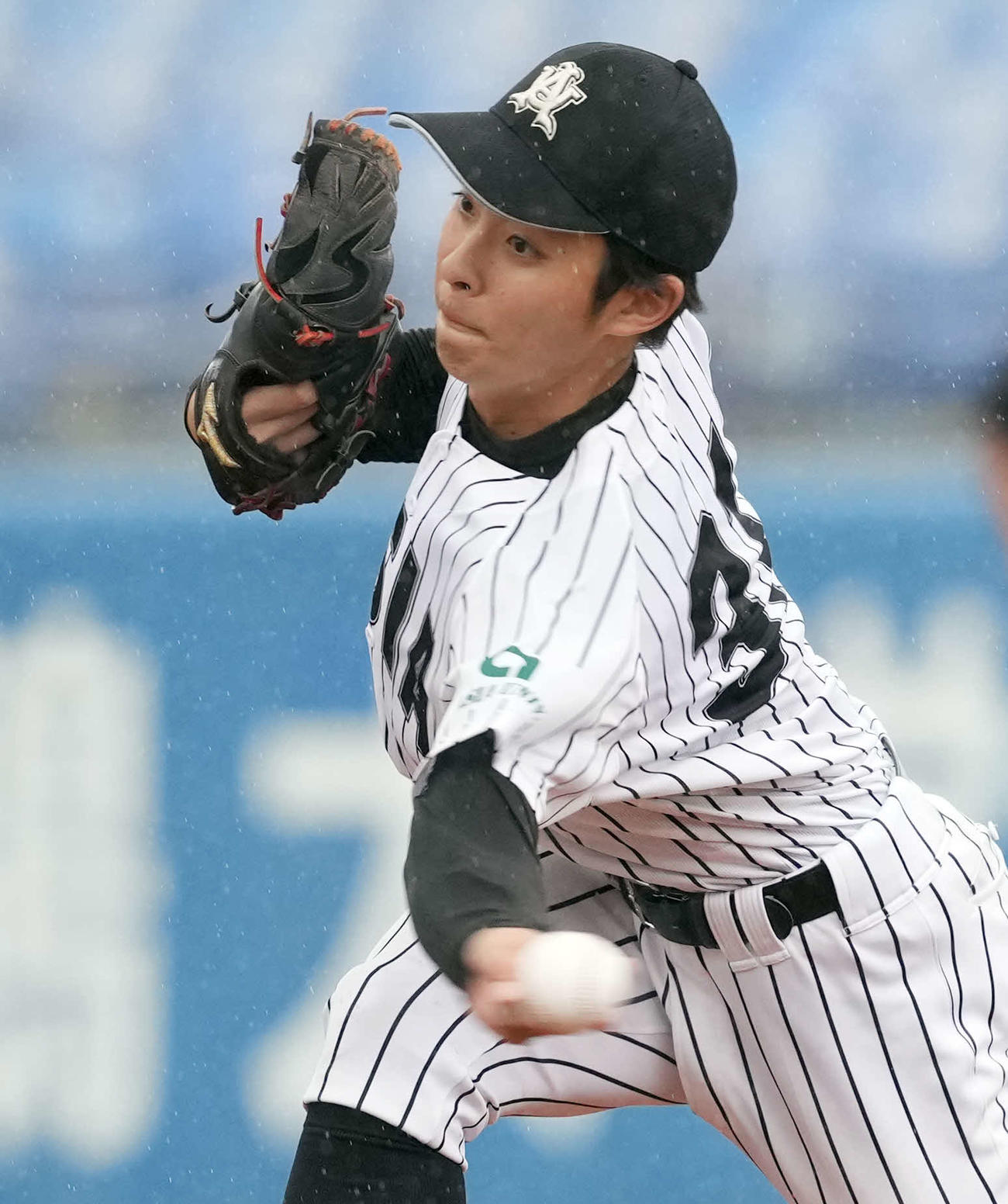 日大対亜大　7回途中からマウンドに上がった亜大安井（撮影・たえ見朱実）