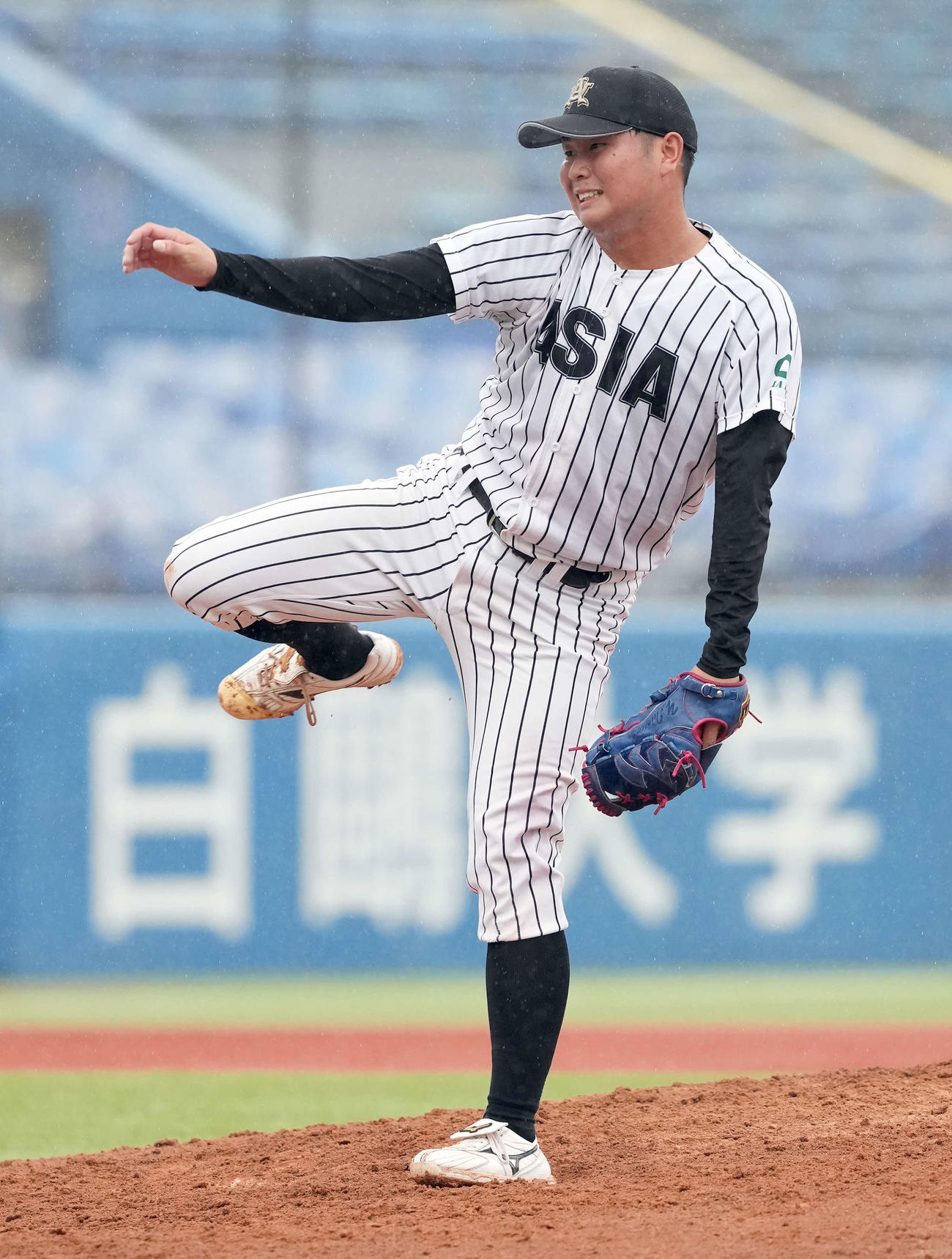 日大対亜大　5回途中からマウンドに上がった亜大・井上悠（撮影・たえ見朱実）