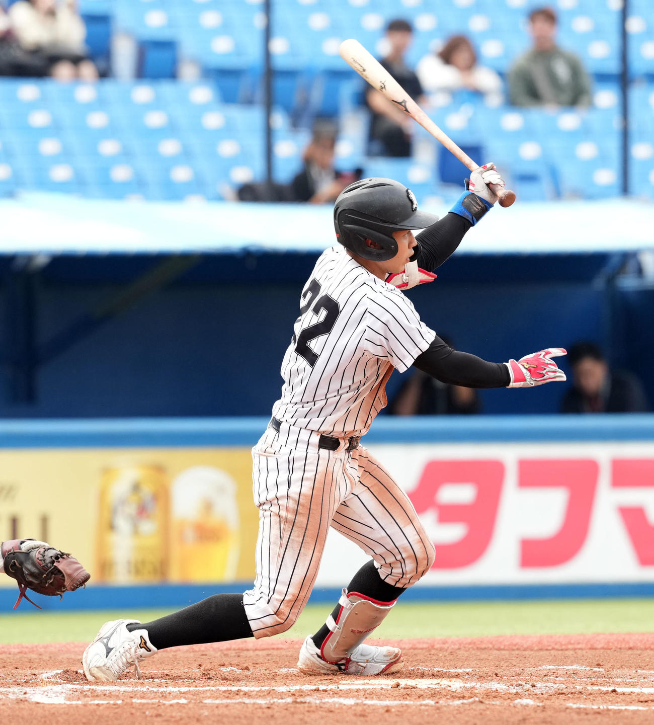 日大対亜大　6回裏亜大1死、左前に安打を放つ前島（撮影・たえ見朱実）
