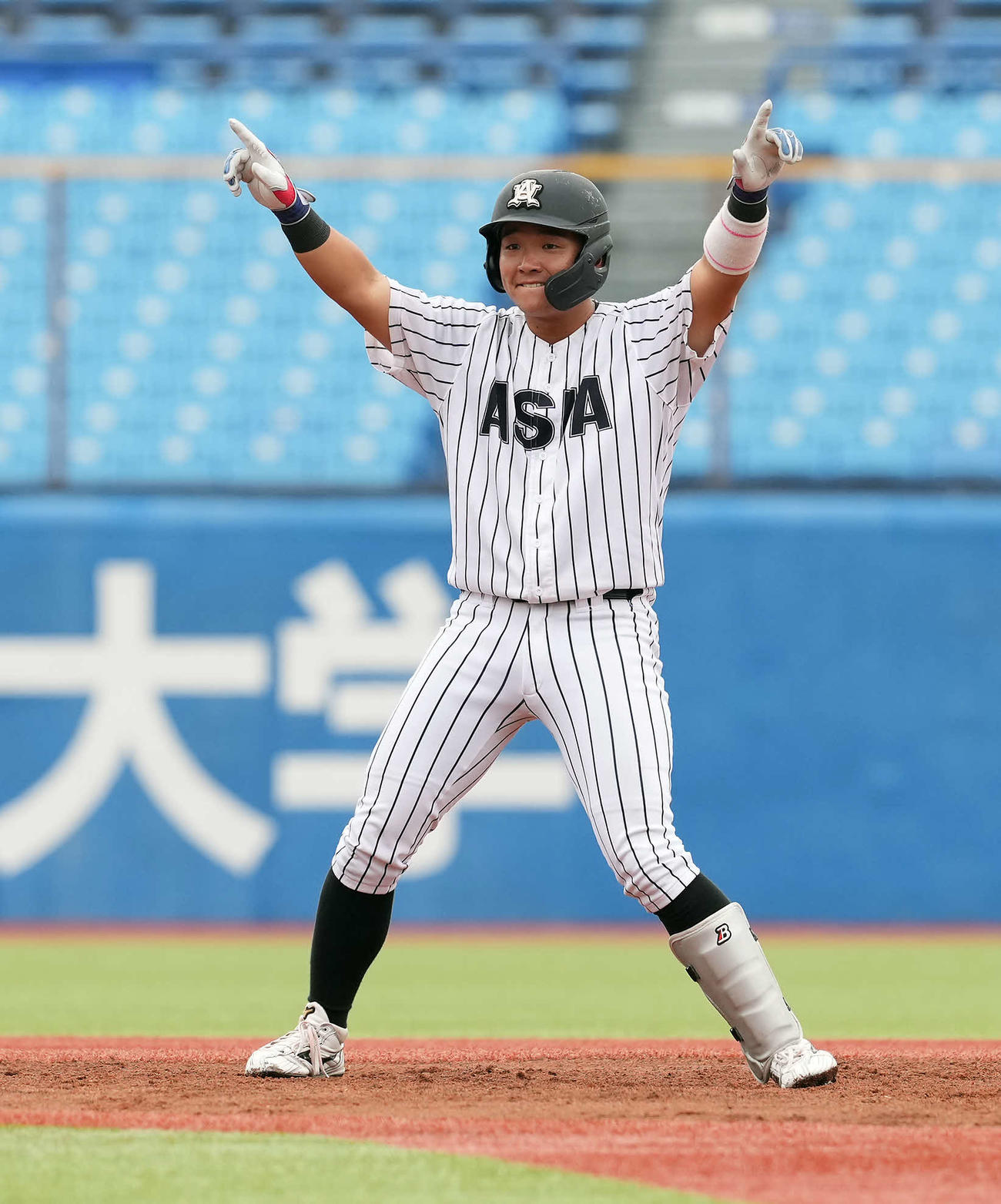 日大対亜大　5回裏亜大無死一塁、相手の失策の間に二塁へ進塁する笠松（撮影・たえ見朱実）