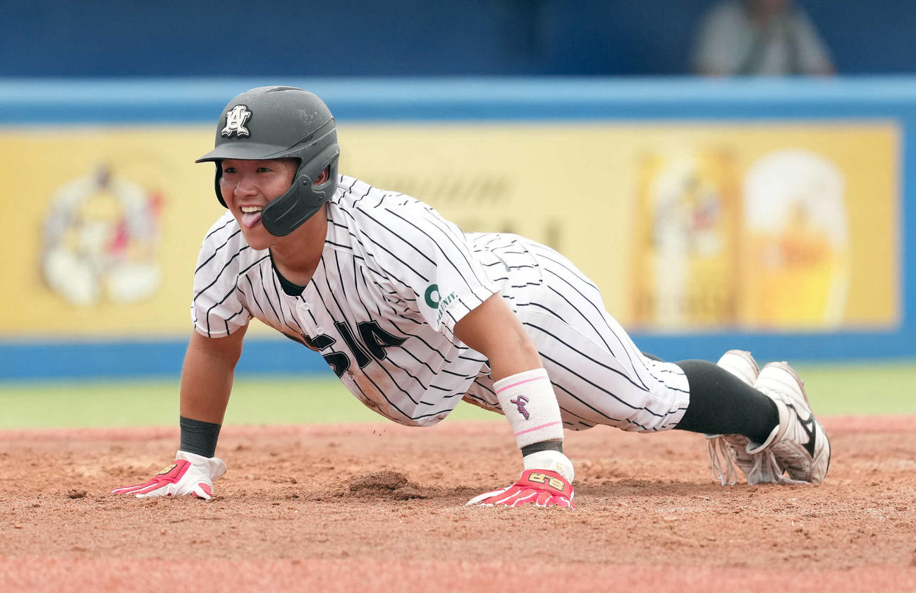 日大対亜大　5回裏亜大1死三塁、芹沢の犠飛で生還した笠松は、本塁で腕立て伏せを披露（撮影・たえ見朱実）