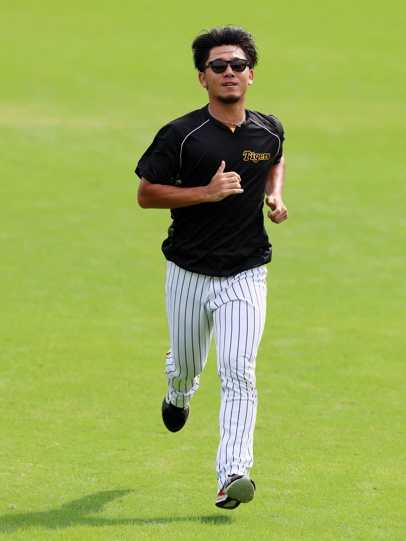 キャッチボールを終え外野を走り込む伊藤将（撮影・加藤哉）