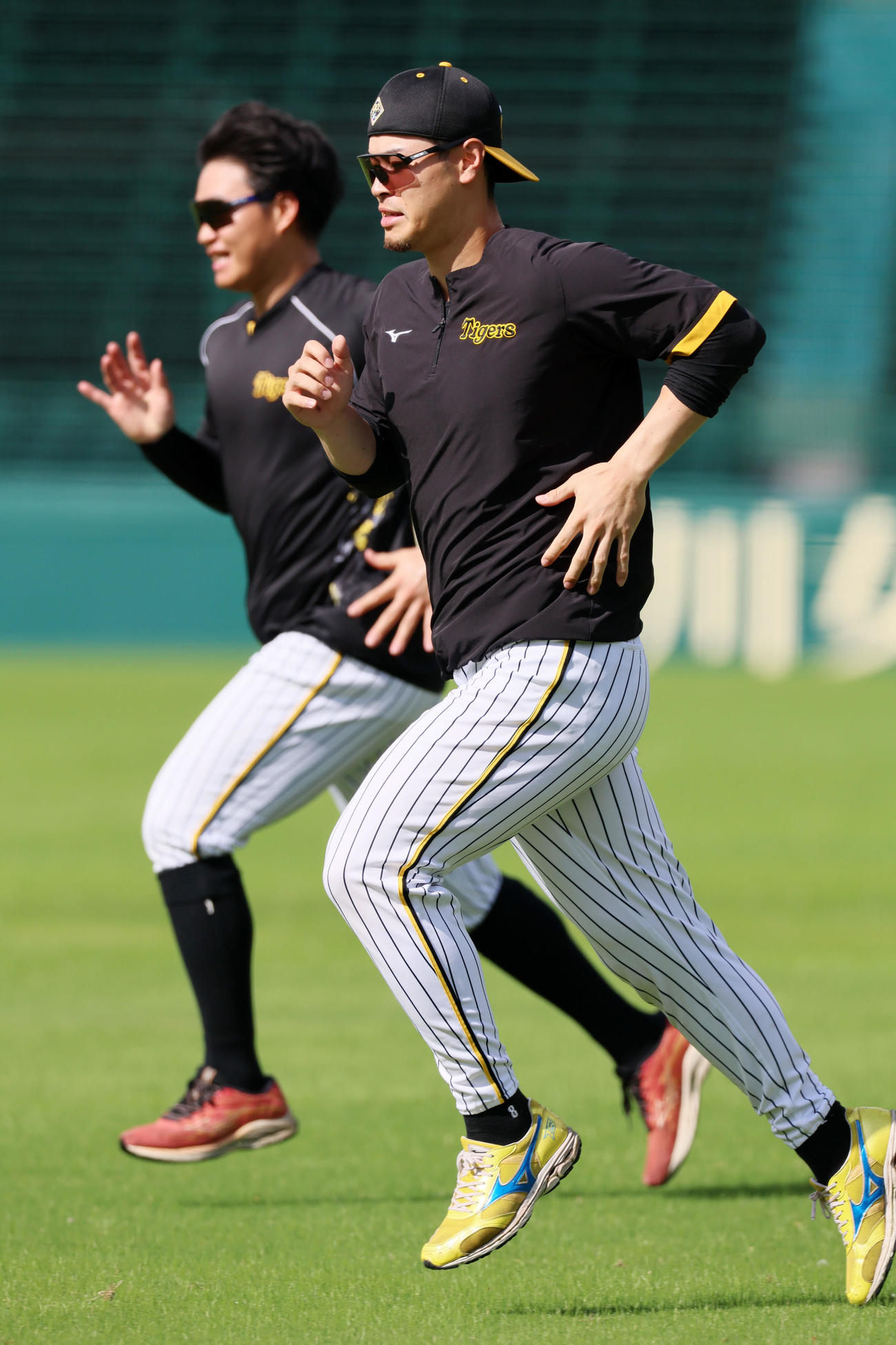 森下（左）と並んで走る佐藤輝（撮影・加藤哉）