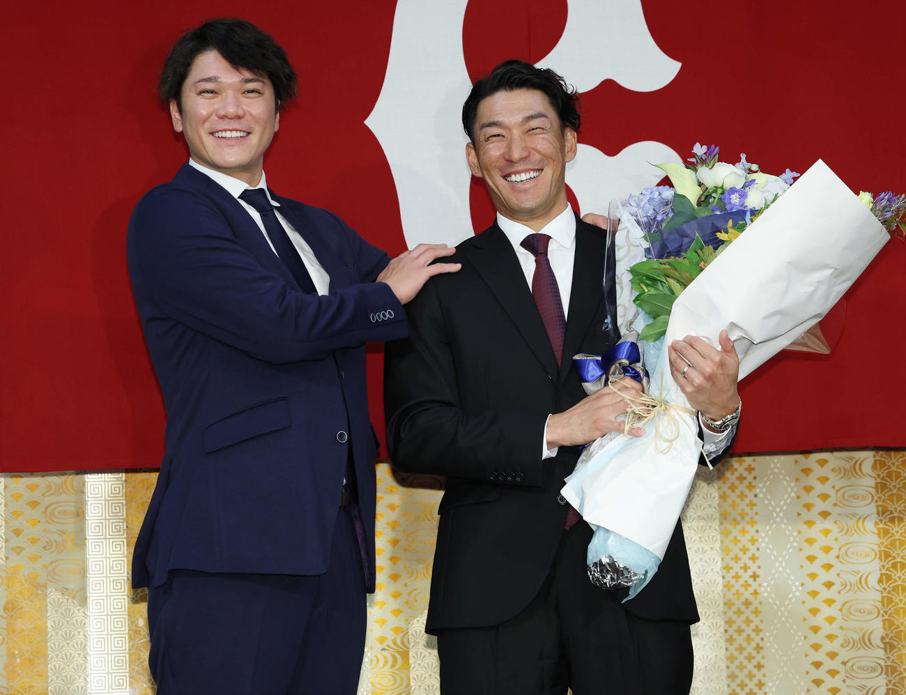 引退会見にサプライズで登場した巨人坂本（左）と笑顔で記念撮影する梶谷（撮影・宮地輝）
