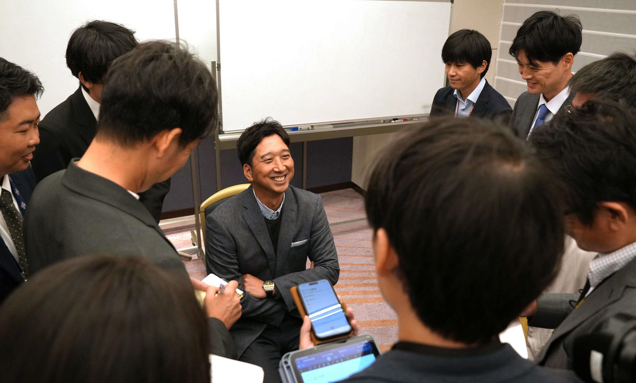 スカウト会議を終え囲み取材に応じる阪神藤川監督（撮影・垰建太）