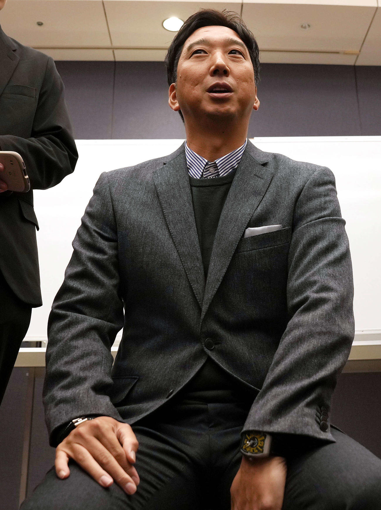 スカウト会議を終え囲み取材に応じる阪神藤川監督（撮影・垰建太）