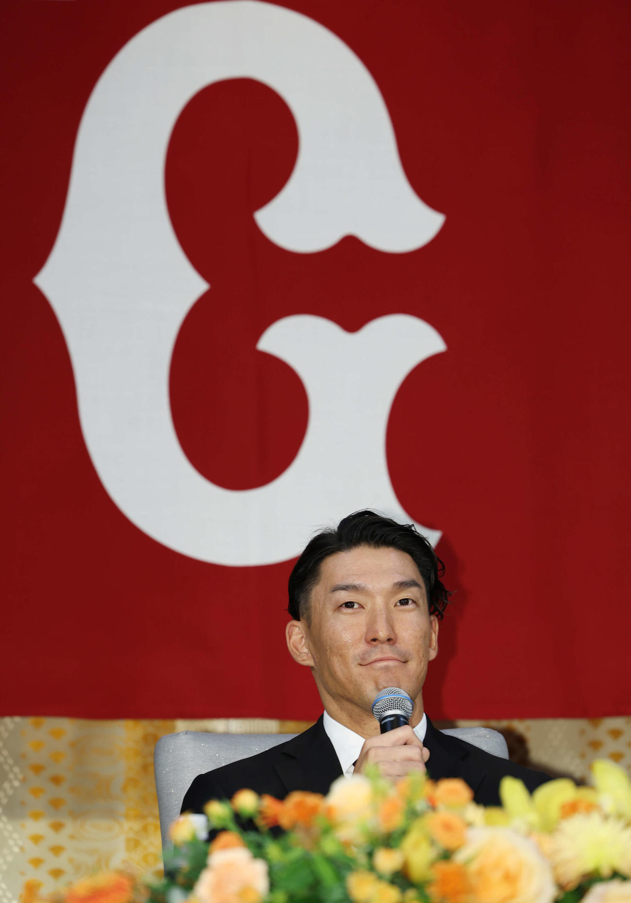 引退会見で晴れやかな表情を見せる巨人梶谷（撮影・宮地輝）