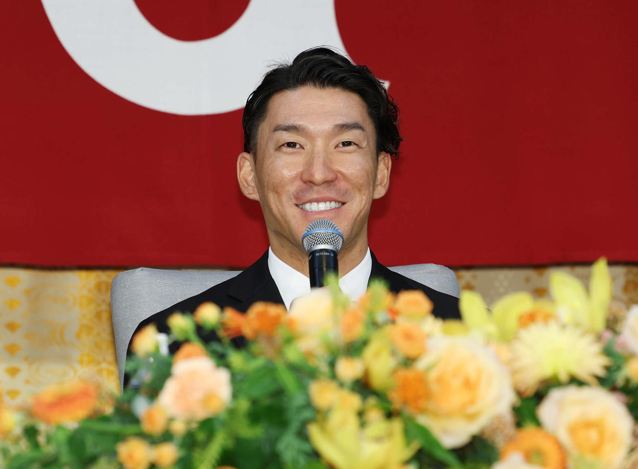引退会見で晴れやかな表情を見せる巨人梶谷（撮影・宮地輝）