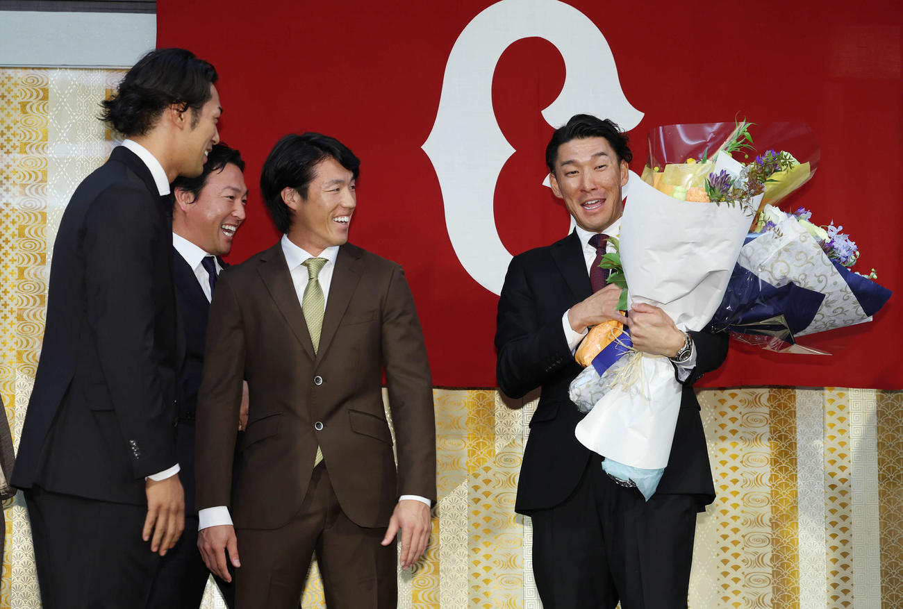 引退会見にサプライズで登場したチームメートたちに驚く巨人梶谷（右）、左から立岡、長野、重信（撮影・宮地輝）