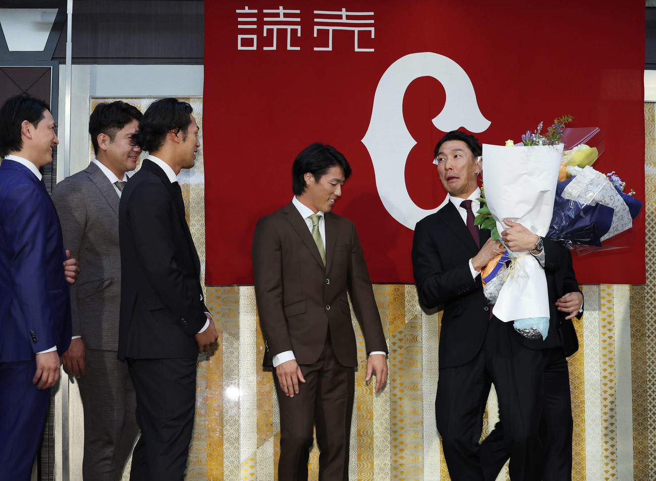 引退会見にサプライズで登場したチームメートたちに驚く巨人梶谷（右）、左から左から小林、菅野、立岡、重信（撮影・宮地輝）