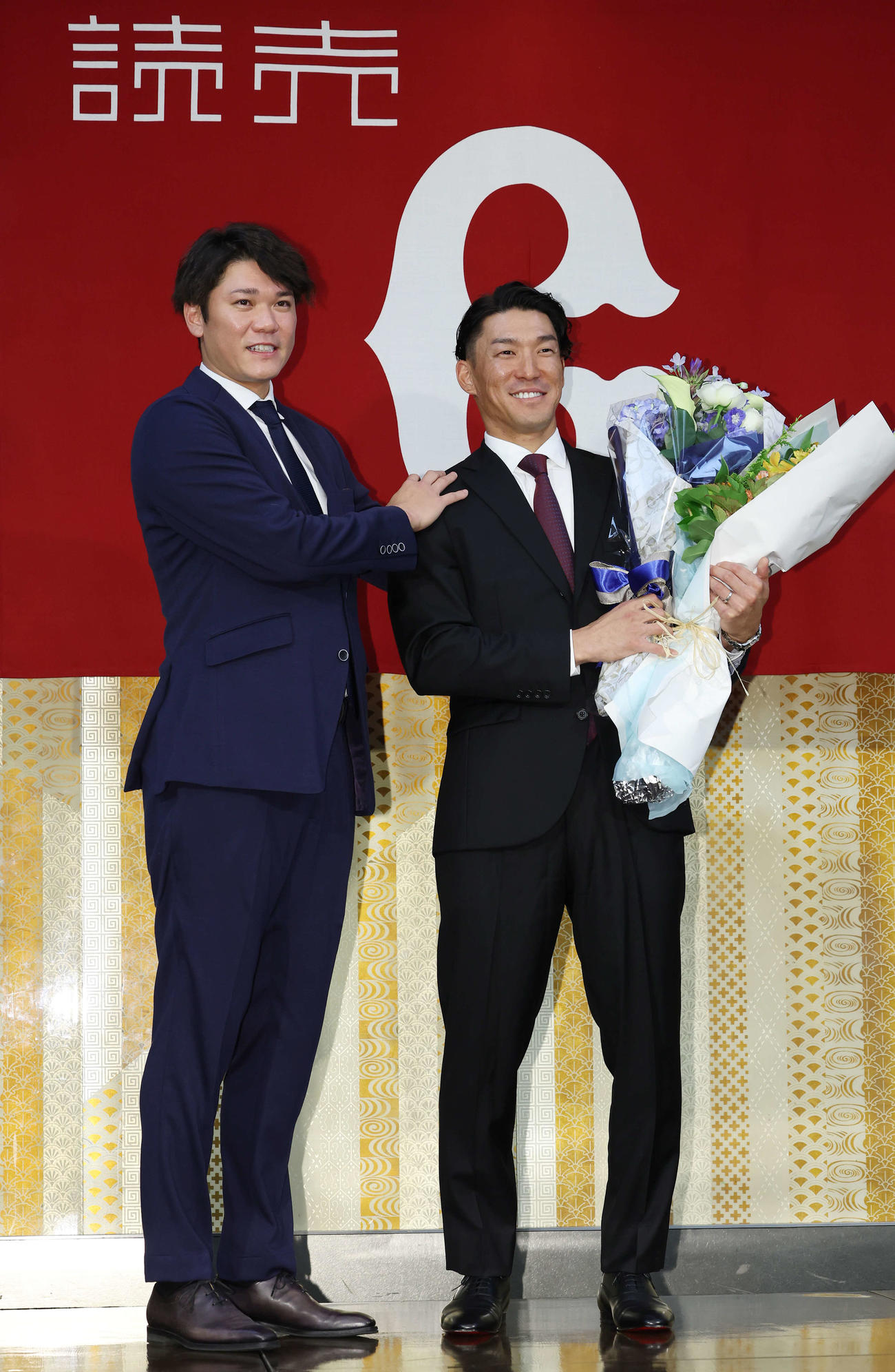 引退会見にサプライズで登場した巨人坂本（左）と笑顔で記念撮影する梶谷（撮影・宮地輝）