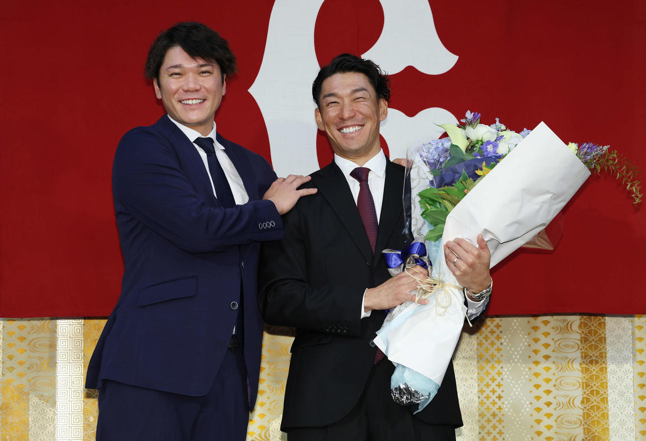 引退会見にサプライズで登場した巨人坂本（左）と笑顔で記念撮影する梶谷（撮影・宮地輝）