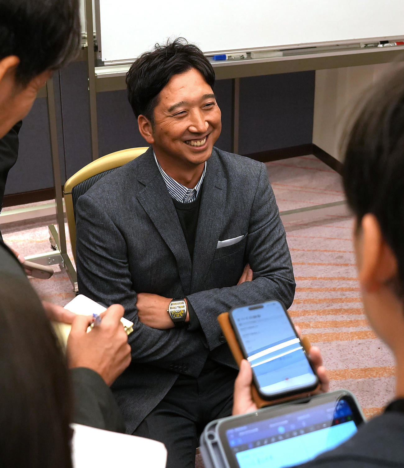 スカウト会議を終え囲み取材に応じる阪神藤川監督（撮影・垰建太）