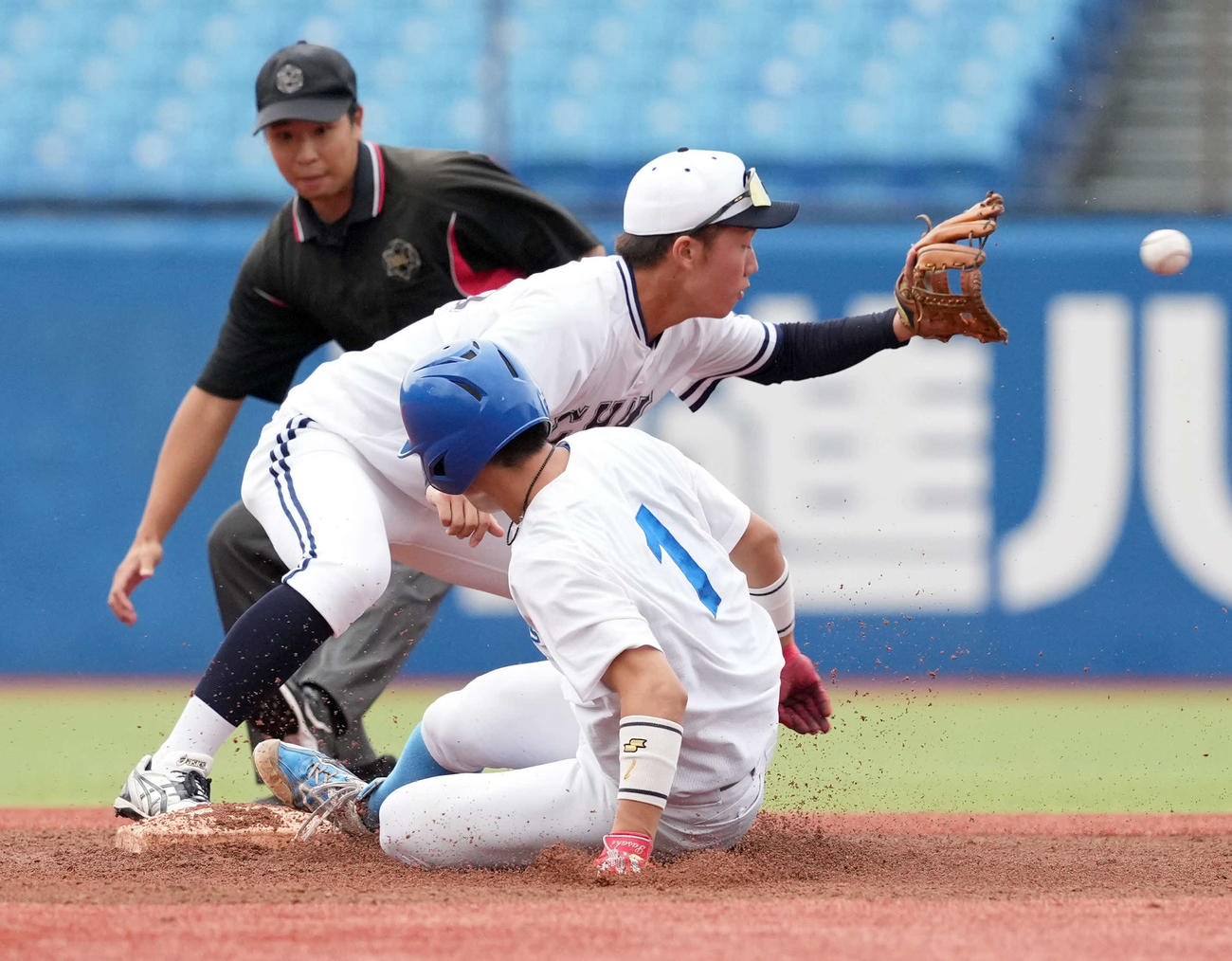 中大対青学大　1回裏青学大2死、右越えに二塁打を放った佐々木（撮影・たえ見朱実）