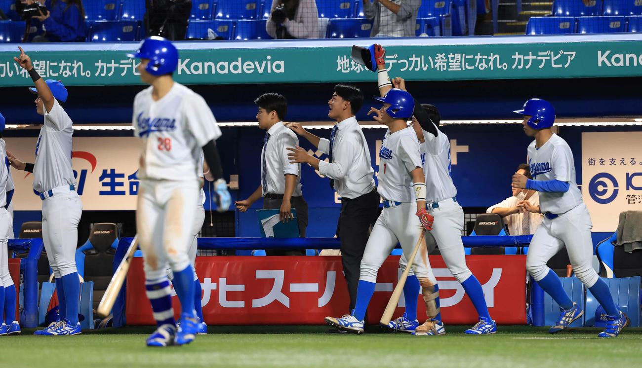 中大対青学大　4回裏青学大2死一、二塁、初谷が右越え3点本塁打を放ち、喜ぶ西川（中央）ら（撮影・浅見桂子）