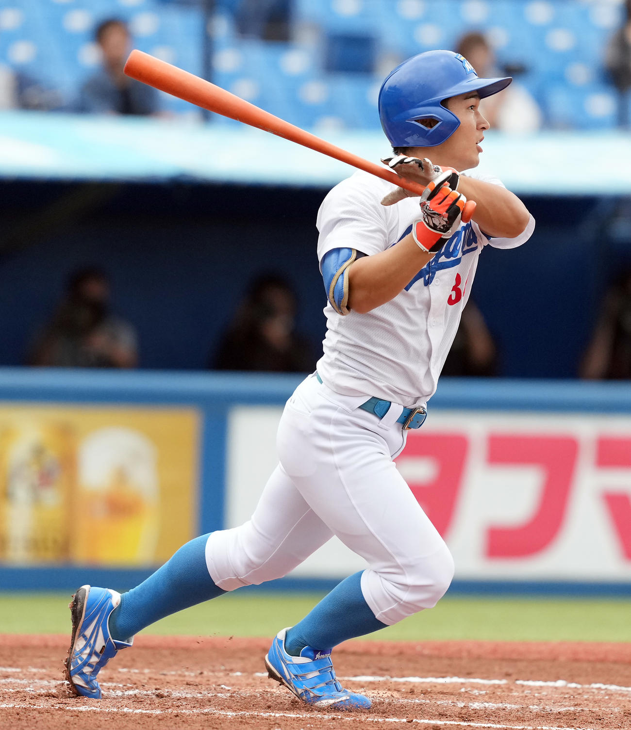 中大対青学大　1回裏青学大2死二塁、先制の右適時二塁打を放つ松本（撮影・たえ見朱実）
