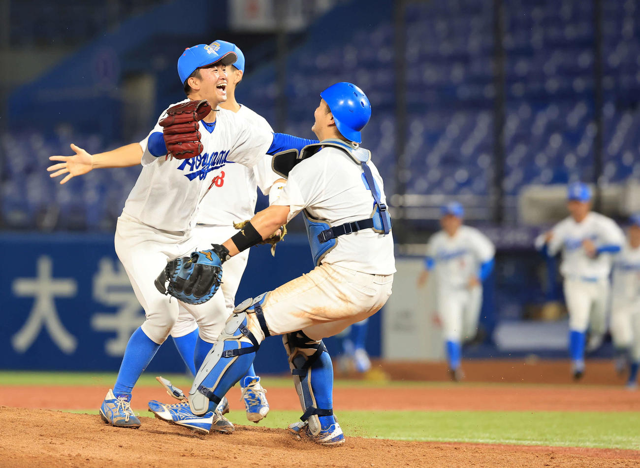 中大対青学大　優勝を決め、笑顔で抱き合う渡辺（左）ら青学大ナイン（撮影・浅見桂子）