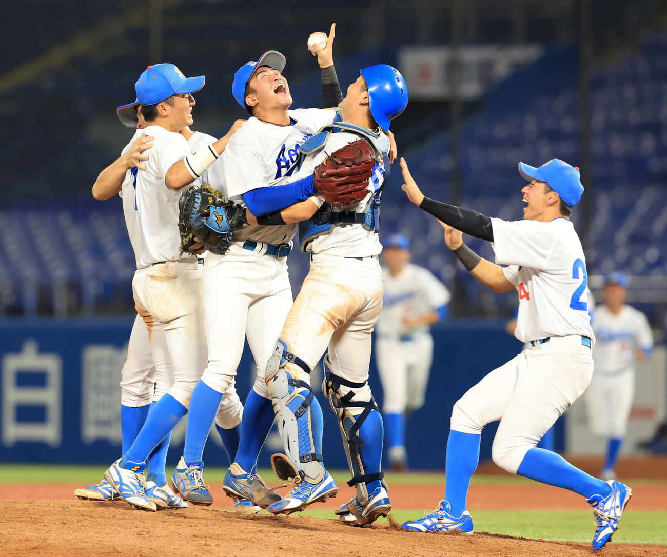 中大対青学大　優勝を決め、笑顔で抱き合う渡辺（中央左）ら青学大ナイン（撮影・浅見桂子）