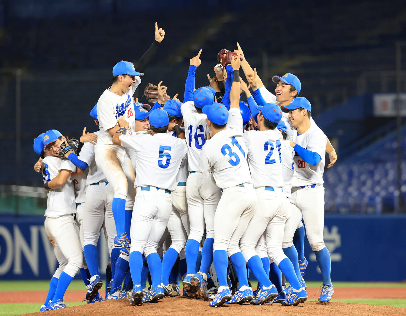 中大対青学大　優勝を決め、天を指差し喜ぶ青学大ナイン（撮影・浅見桂子）