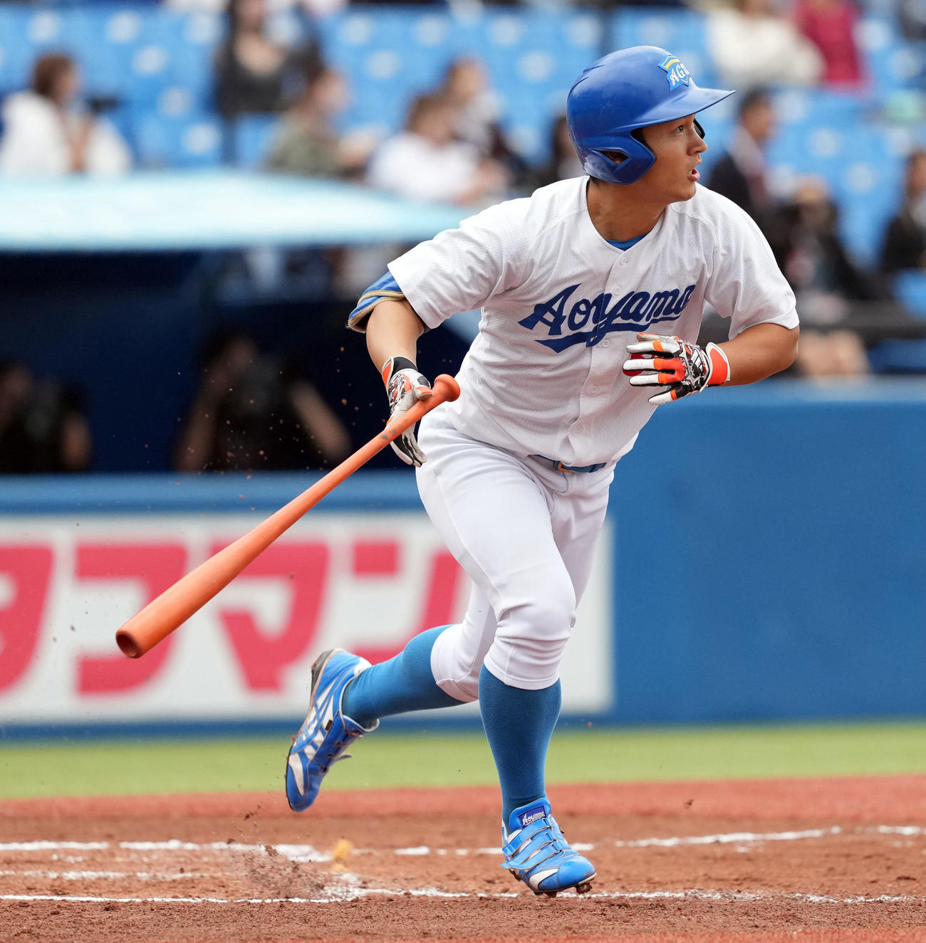 中大対青学大　1回裏青学大2死二塁、先制の右適時二塁打を放つ松本（撮影・たえ見朱実）