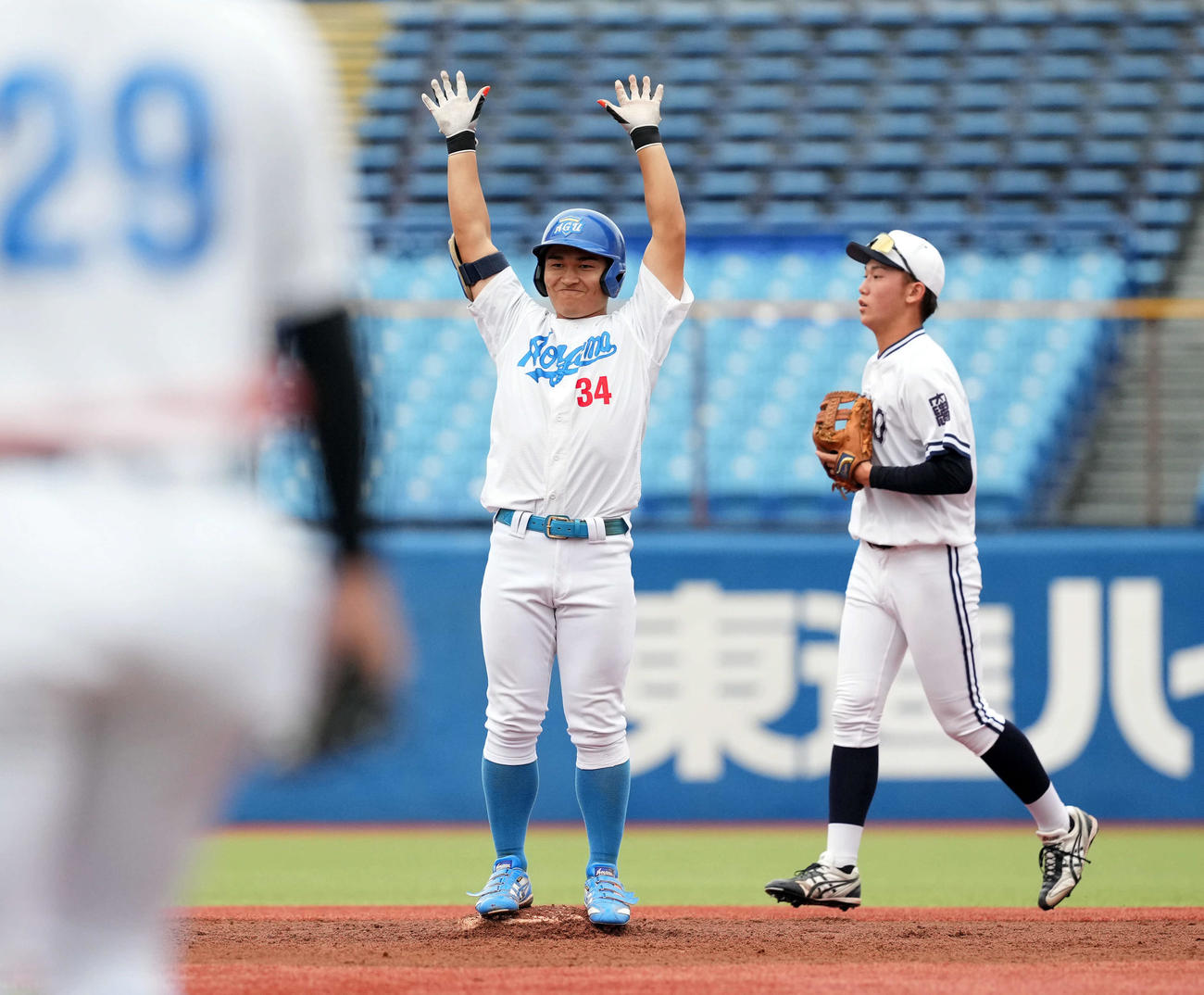 中大対青学大　1回裏青学大2死二塁、先制の右適時二塁打を放ち笑顔を見せる松本（撮影・たえ見朱実）