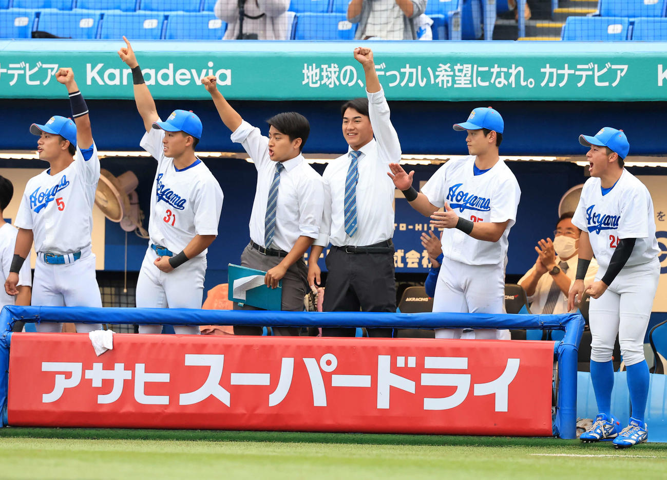 中大対青学大　1回裏青学大2死二塁、松本が適時二塁打を放ち、ガッツポーズで喜ぶ西川（右から3人目）ら（撮影・浅見桂子）