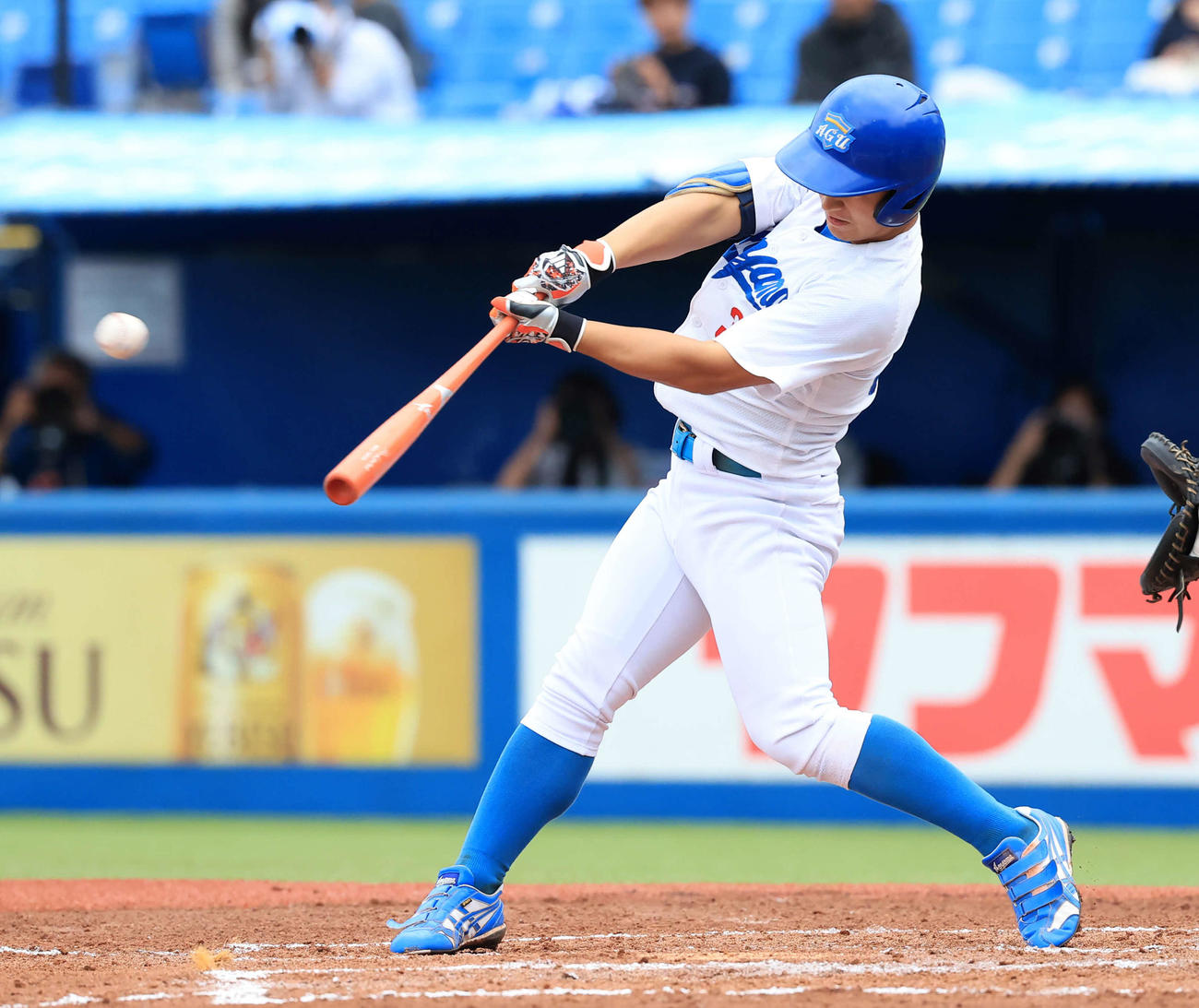中大対青学大　1回裏青学大2死二塁、松本は適時二塁打を放つ（撮影・浅見桂子）