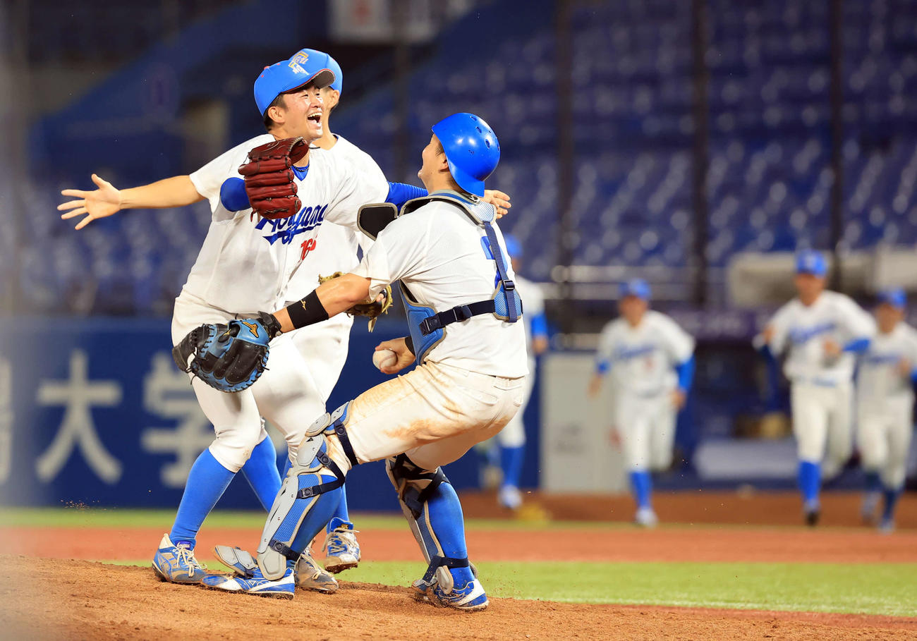 中大対青学大　優勝を決め、笑顔で抱き合う渡辺（左）ら青学大ナイン（撮影・浅見桂子）