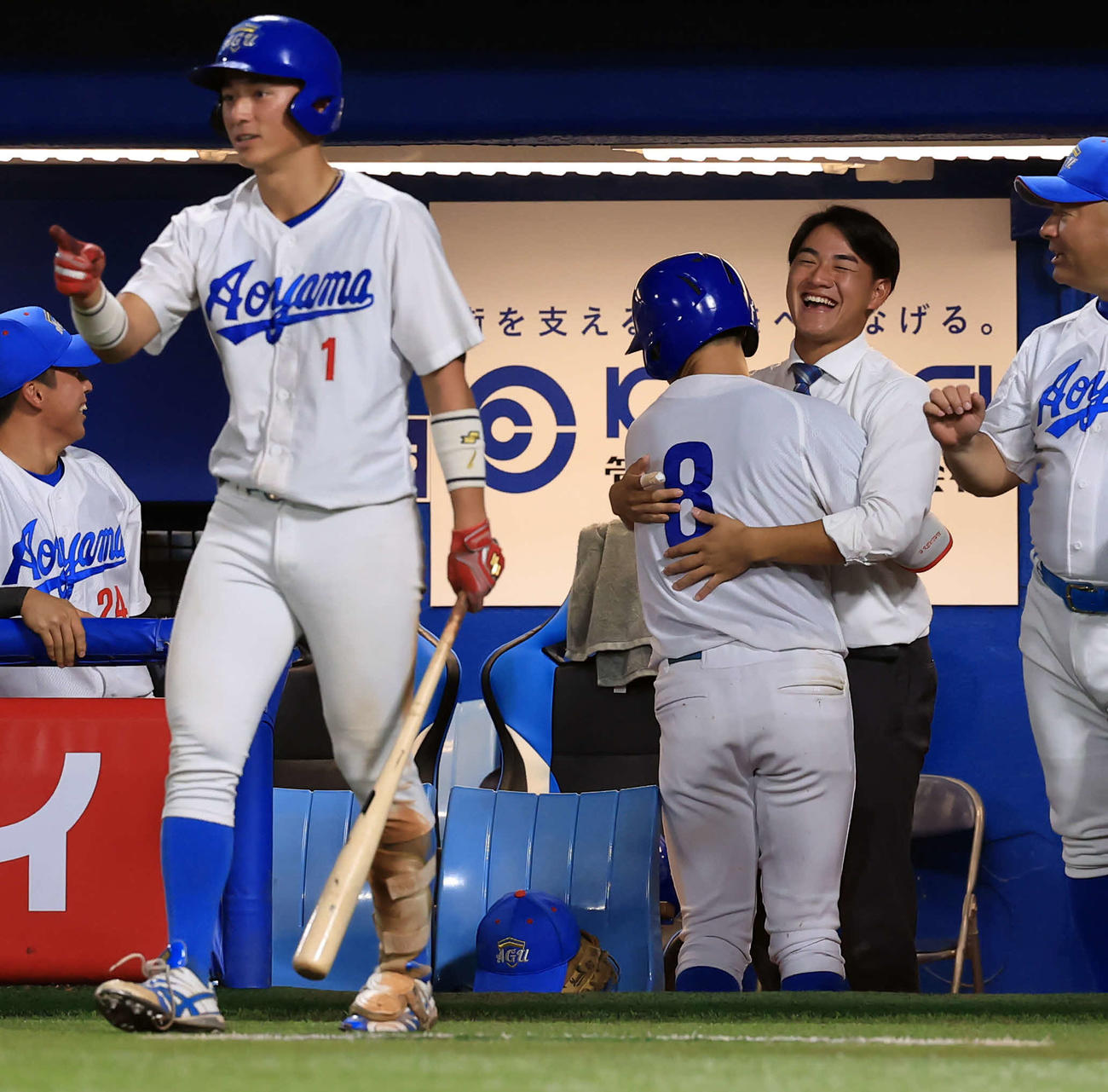 中大対青学大　4回裏青学大2死一、二塁、初谷（背番号8）が右越え3点本塁打を放ち、抱擁して喜ぶ西川（奥）。左は佐々木（撮影・浅見桂子）