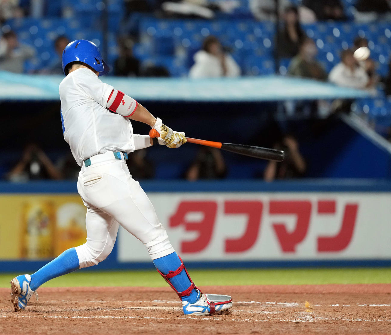 中大対青学大　4回裏青学大2死一、二塁、右越えに3点本塁打を放つ初谷（撮影・たえ見朱実）