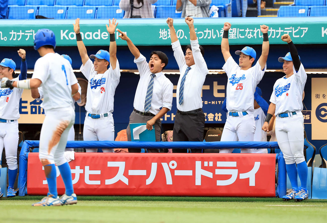 中大対青学大　1回裏青学大2死二塁、松本が適時二塁打を放ち、ガッツポーズで喜ぶ西川（右から3人目）ら（撮影・浅見桂子）