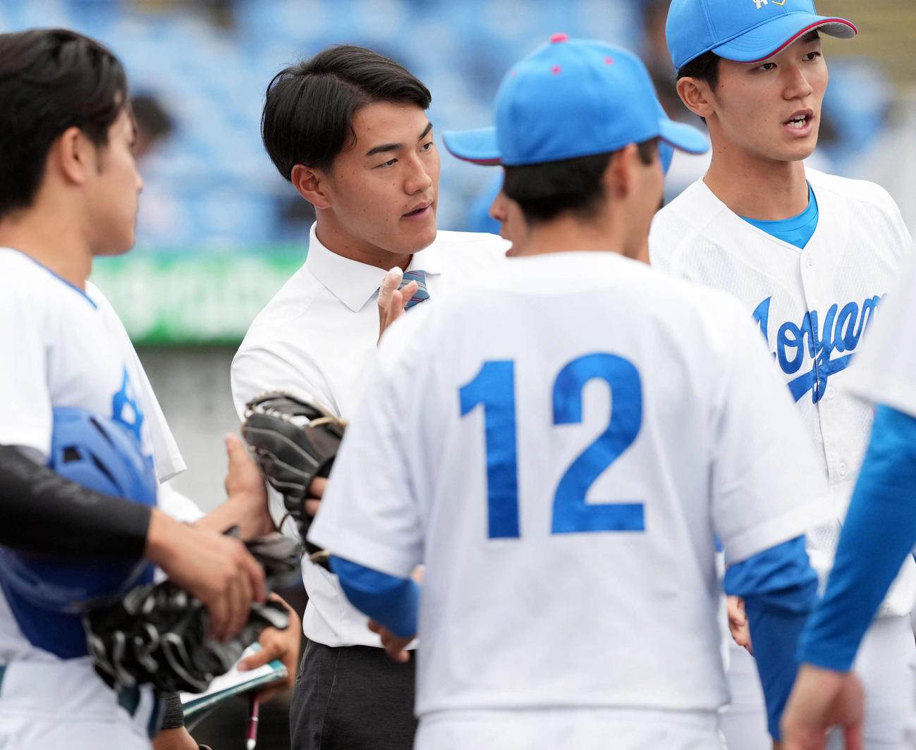 中大対青学大　1回表終了でナインを迎える青学大・西川（撮影・たえ見朱実）