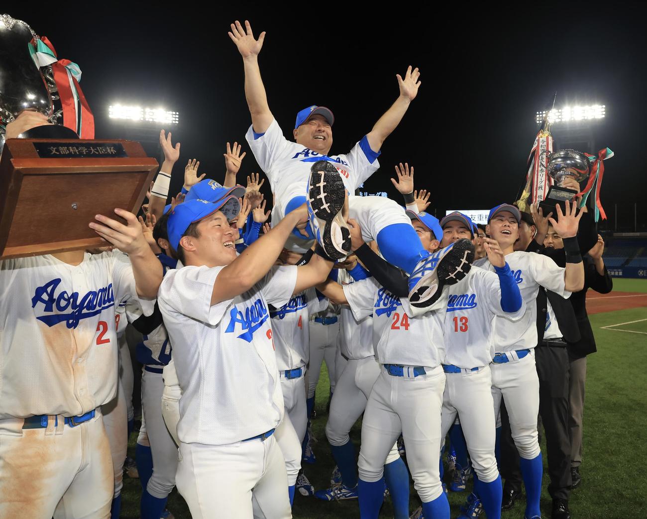 中大対青学大　優勝を決め胴上げされる青学大の安藤監督(撮影・浅見桂子)