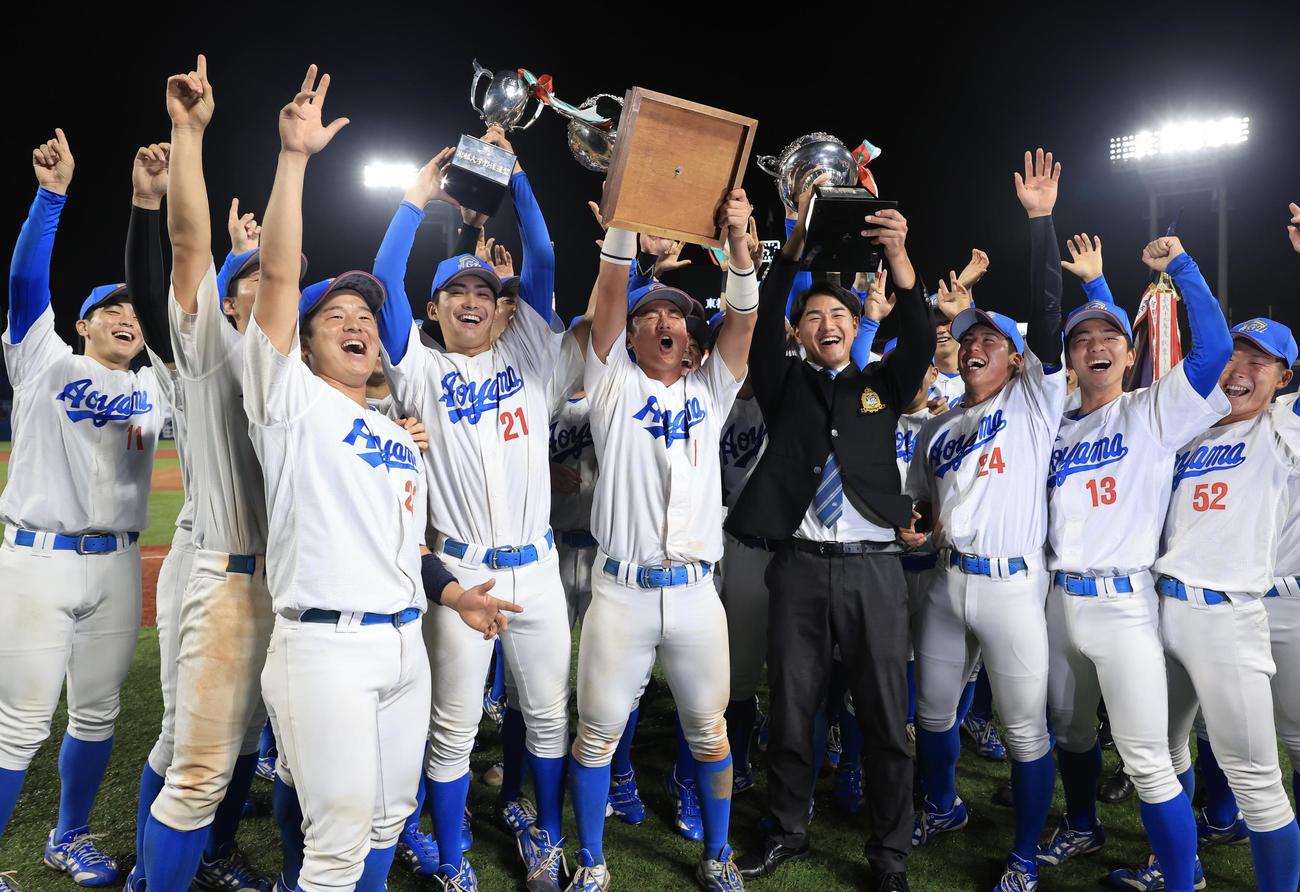 中大対青学大　優勝を決め笑顔でカップを掲げる青学大の佐々木(中央)ら選手たち。中央右は西川(撮影・浅見桂子)