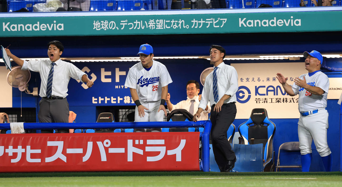 中大対青学大　優勝を決め、笑顔の西川（右から2人目）ら青学大ベンチ。右は安藤監督（撮影・浅見桂子）