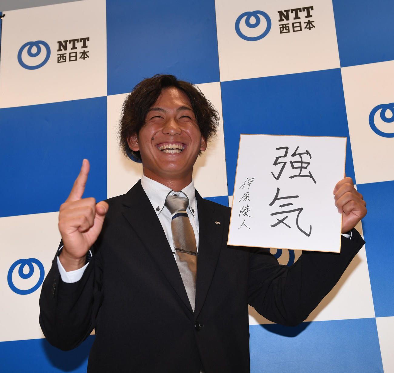 自身のモットーを「強気」と記したNTT西日本の伊原（撮影・和賀正仁）