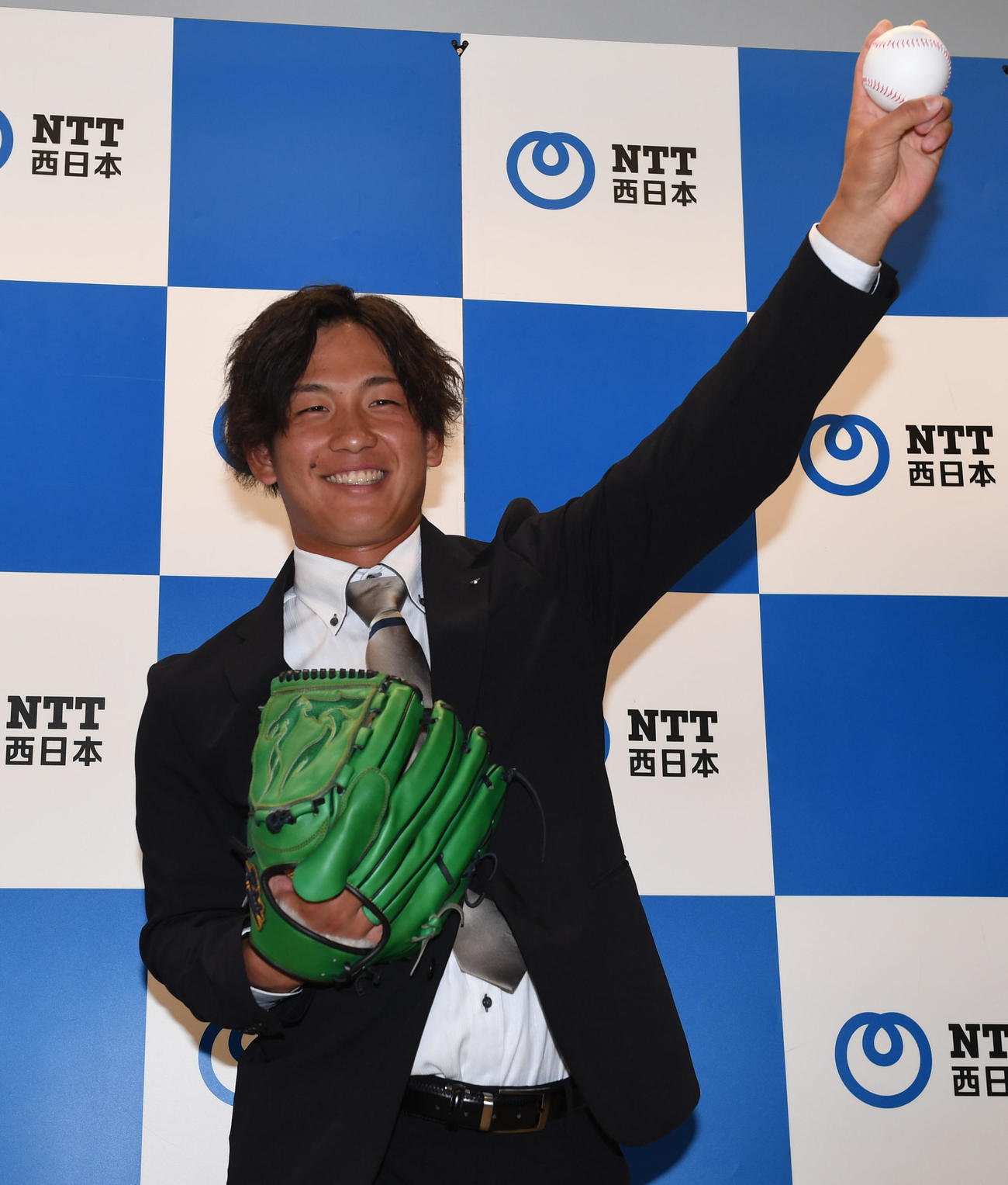 阪神から1位指名を受けたNTT西日本の伊原は投球フォームを披露する（撮影・和賀正仁）