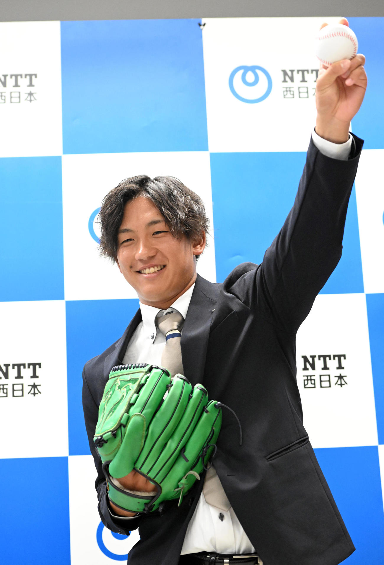 阪神から1位指名を受けたNTT西日本の伊原は投球フォームを披露する（撮影・和賀正仁）