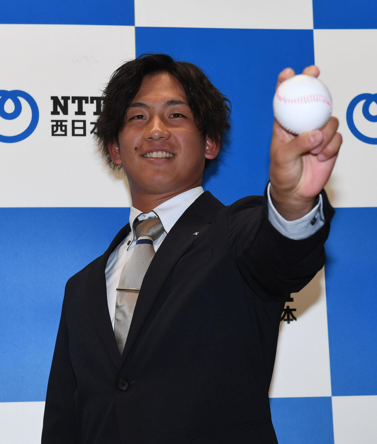 阪神から1位指名を受けボールを手に喜びを表すNTT西日本の伊原（撮影・和賀正仁）