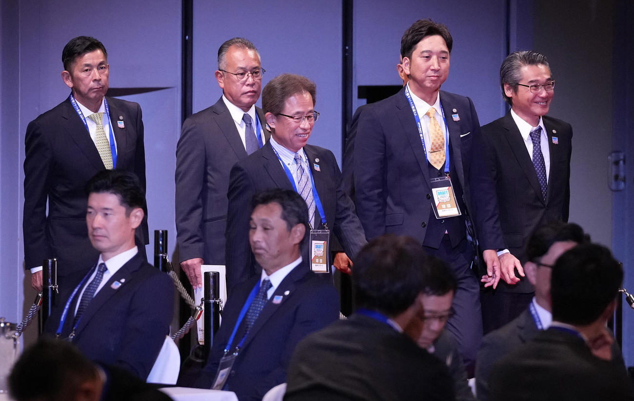 ドラフト会議で入場する阪神藤川監督（前列中央）（撮影・鈴木みどり）