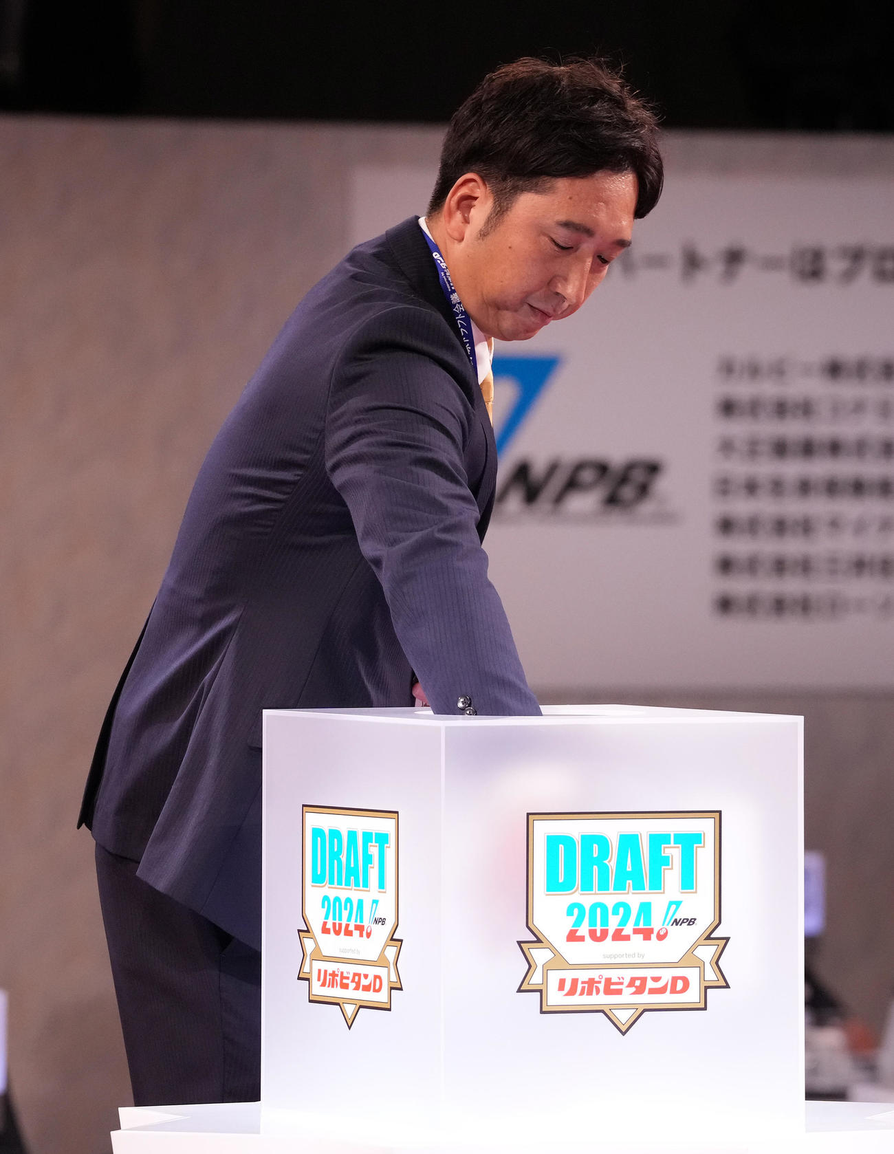 ドラフト1位で関大・金丸を指名し、くじを引く阪神藤川監督（撮影・鈴木みどり）
