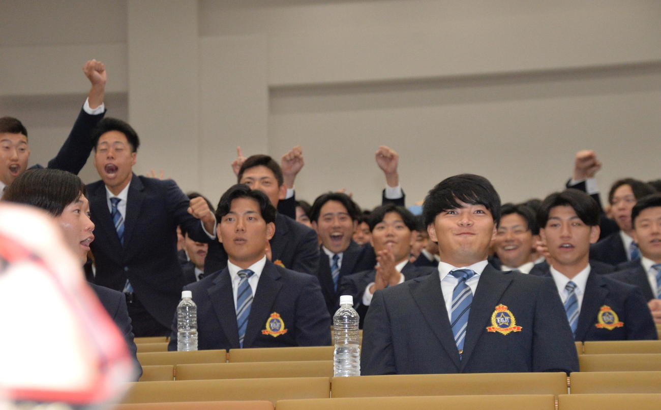 オリックスから外れ1位で指名され、息を詰まらせる富士大・麦谷（撮影・浜本神威）