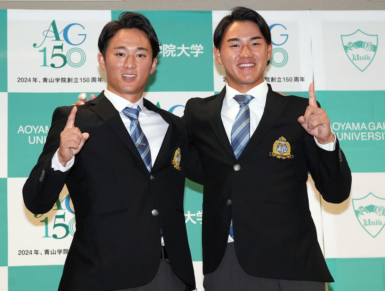 ロッテからドラフト1位指名を受けた青学大・西川史（右）と広島からドラフト1位の指名を受けた佐々木（撮影・たえ見朱実）