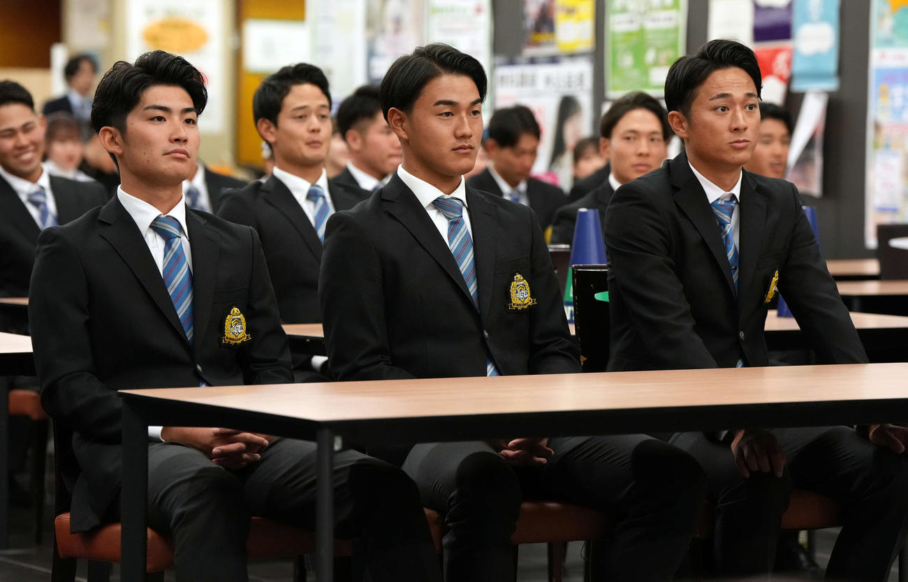 緊張した面持ちで指名を待つ、青学大の（左から）児玉、西川、佐々木（撮影・たえ見朱実）