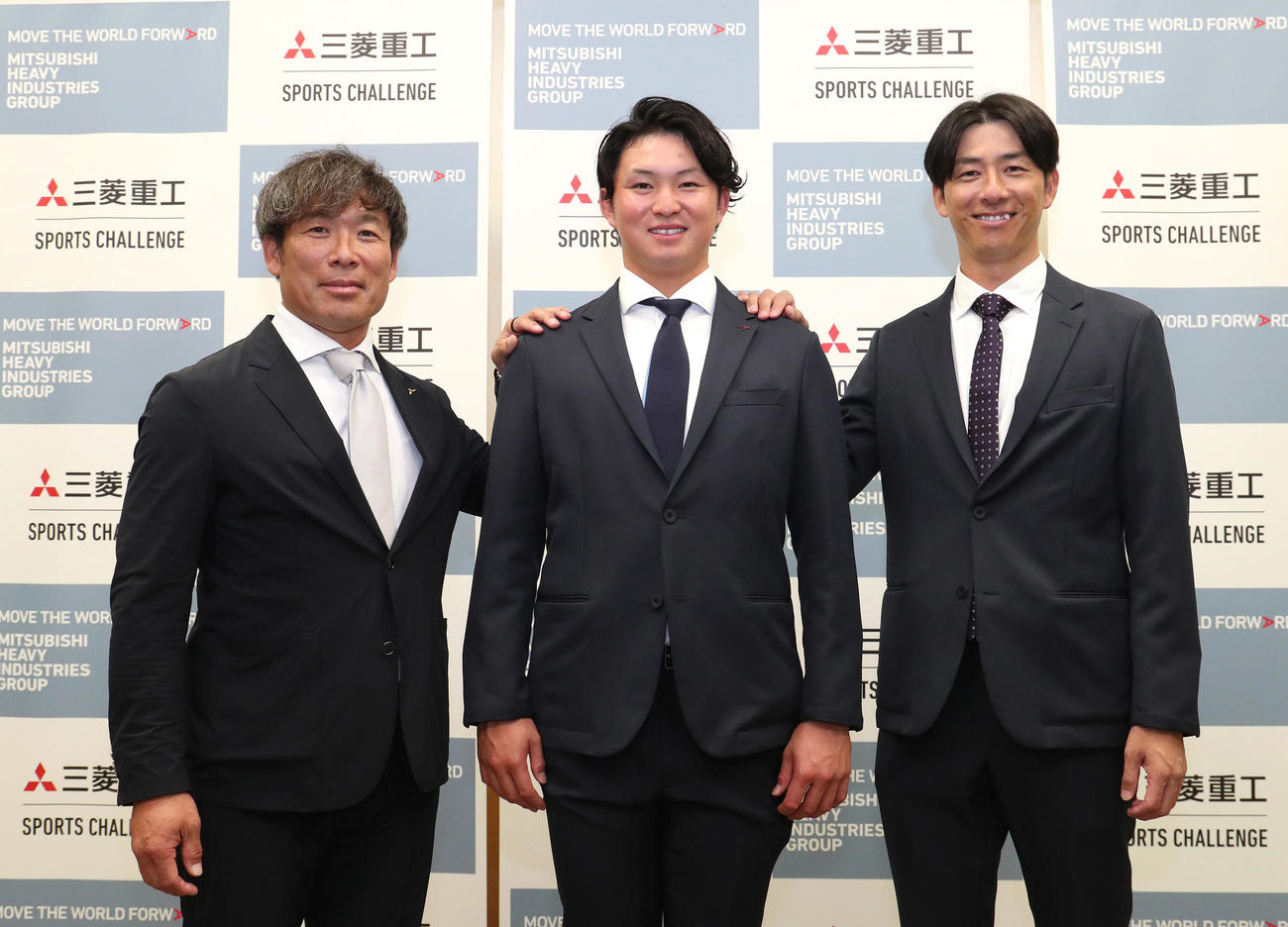 笑顔で記念写真に納まる左から、大川広誉GM、DeNAからドラフト1位指名を受けた三菱重工West竹田祐、津野祐貴監督（撮影・白石智彦）